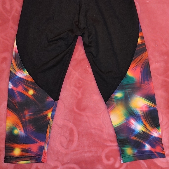 Fashion Design Yoga Pants - Picture 2 of 3
